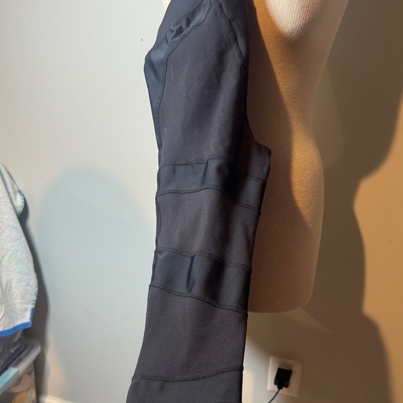 ALO Yoga black Leggings with cross cross design - Picture 5 of 5